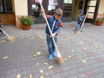 Hrabání listí před školou